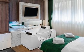9 Nine - Luxury Apartments&Suites
